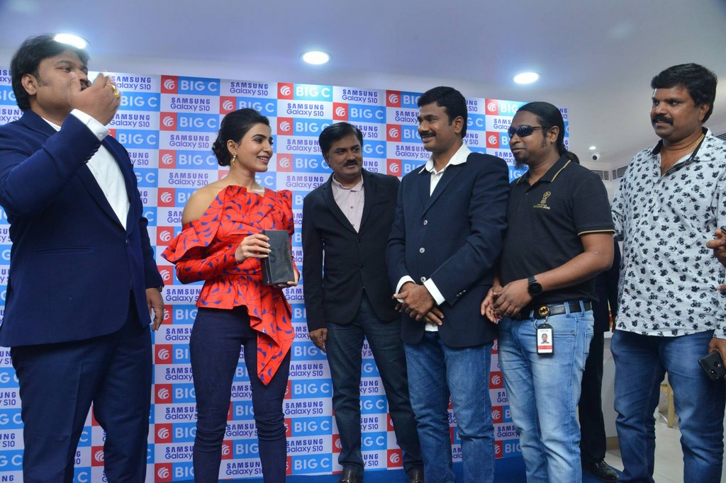Samantha Launches Samsung S10e Mobile at Big C